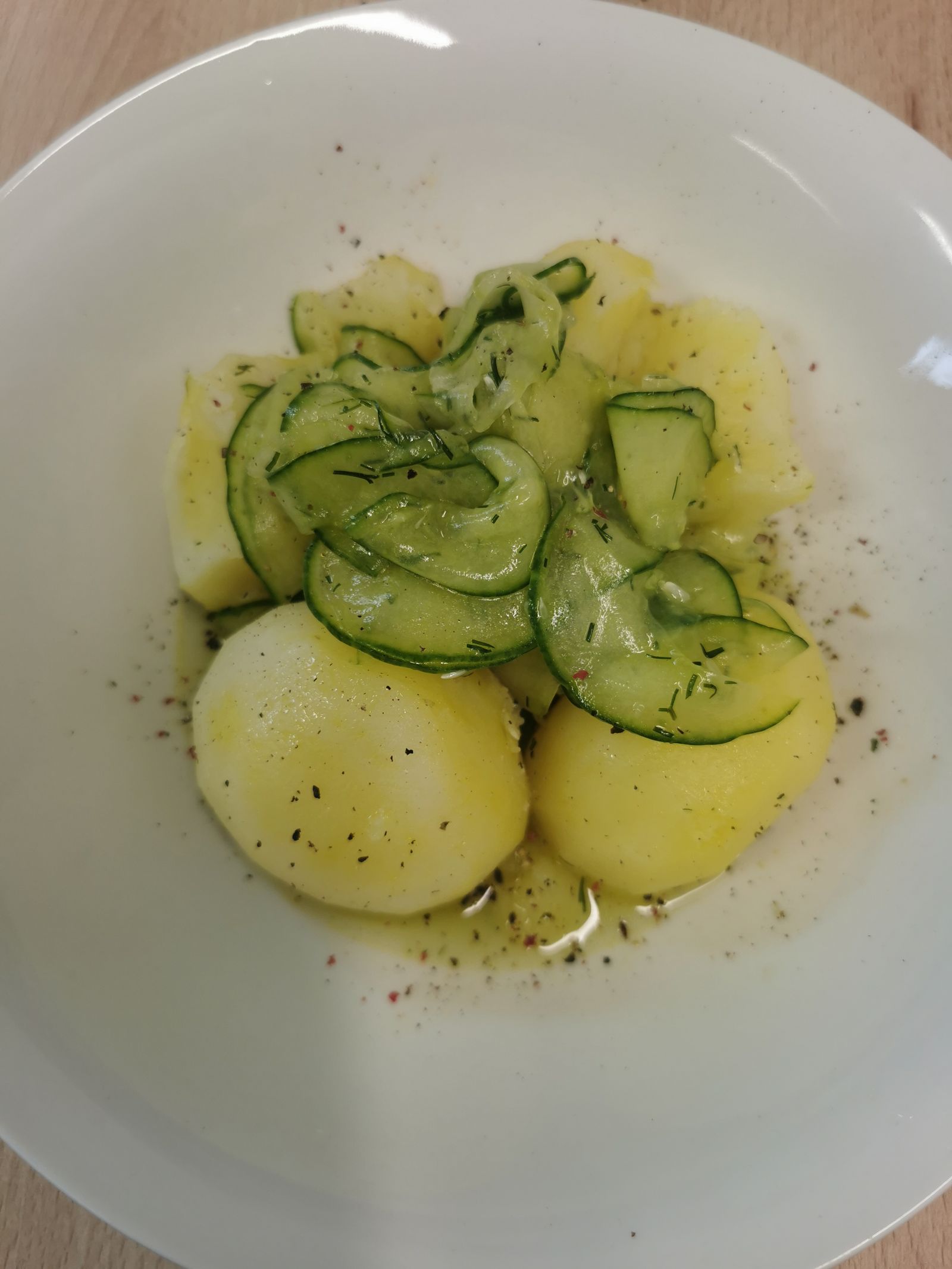 pollkartoffeln-mit-gurkensalat