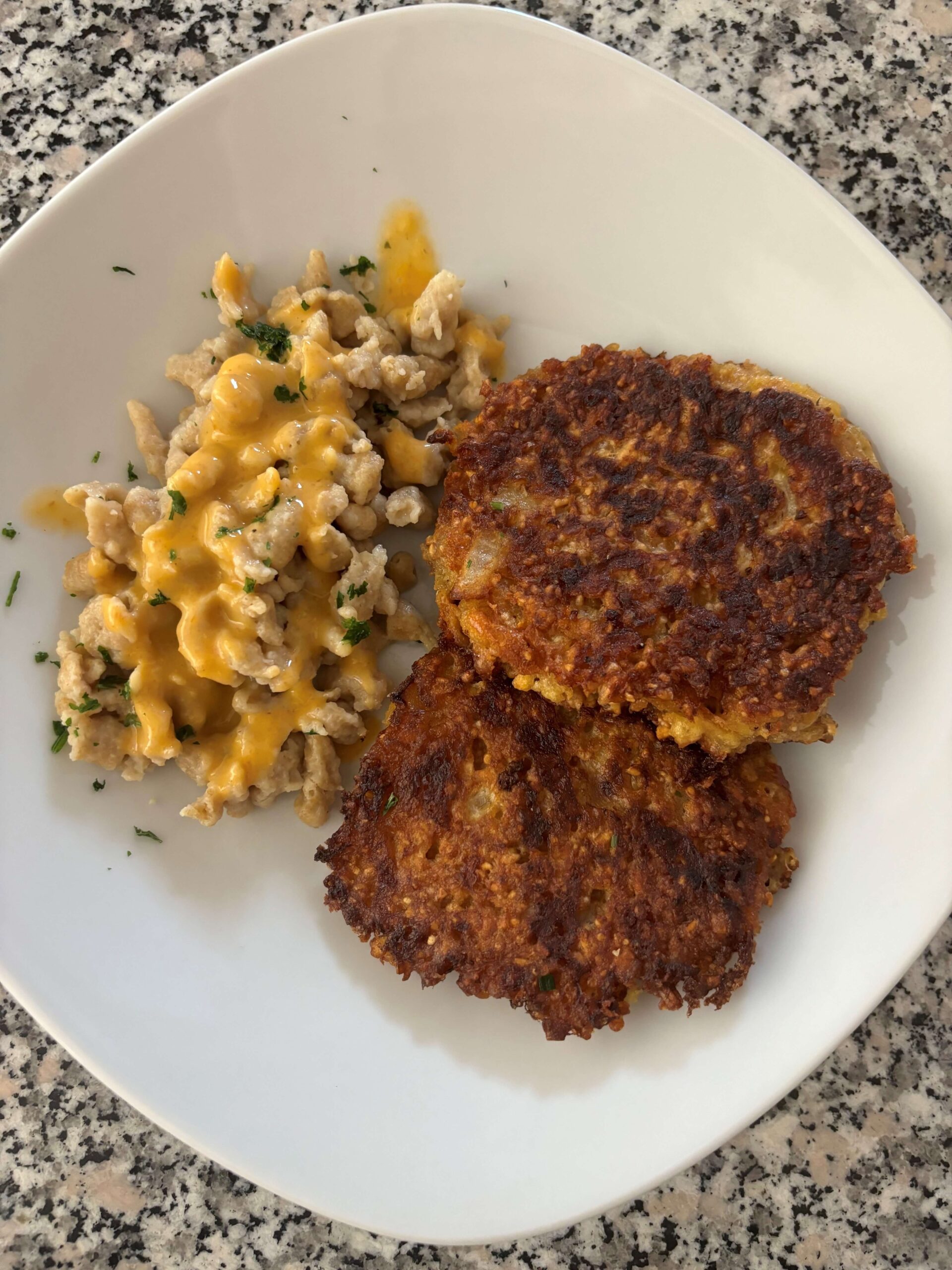 Flocken Frikadellen mit Vollkornspätzle