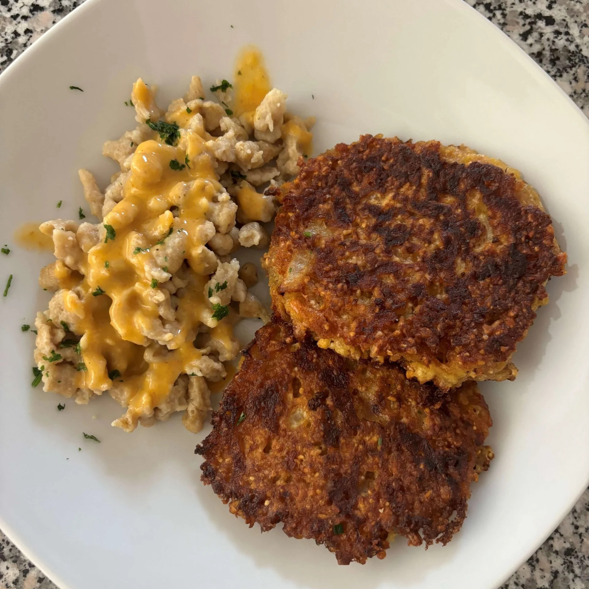 Flocken-Frikadellen-mit-Vollkornspaetzle-scaled-2